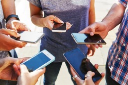 Pessoas gerando dados por meio de redes sociais e dispositivos móveis.