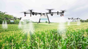 Máquinas e sensores gerando dados em ambientes industriais.